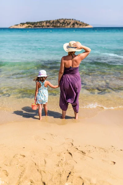 Вид Ззаду Матір Дочку Стоїть Ідеальному Смарагдовому Пляжі — стокове фото