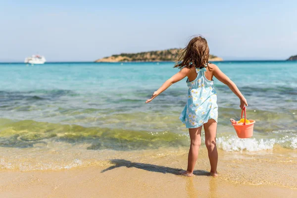 Klein Meisje Het Strand Met Zand Speelgoed Zoek Naar Zee — Stockfoto