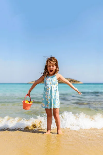 Маленька Дівчинка Пляжі Пісними Іграшками Напрямку Моря — стокове фото