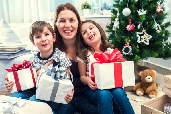 Glückliche Familie Mit Weihnachtsgeschenken — Stockfoto