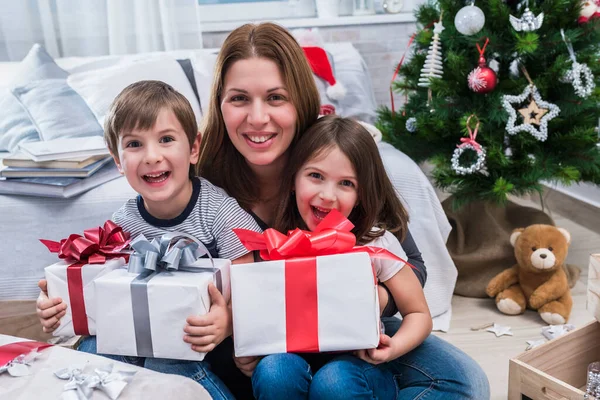 Família Feliz Com Presentes Natal — Fotografia de Stock