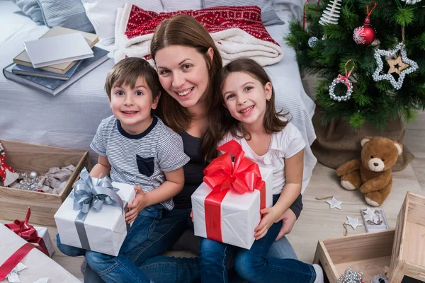 Família Feliz Com Presentes Natal — Fotografia de Stock