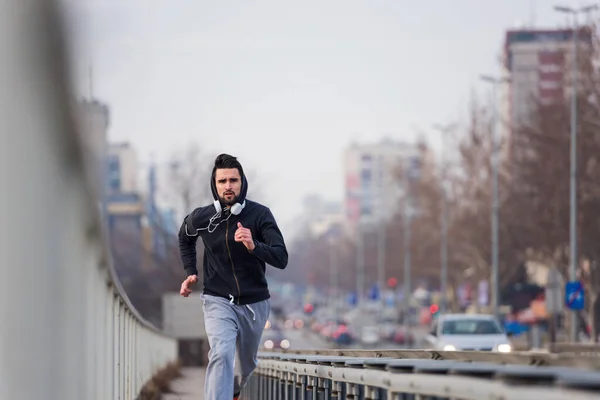 Νεαρός Που Τρέχει Στην Πόλη — Φωτογραφία Αρχείου