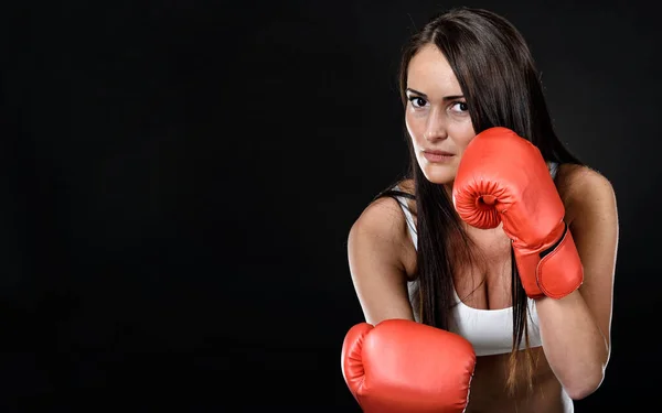 Ung Kvinna Med Röda Boxningshandskar Svart Bakgrund — Stockfoto
