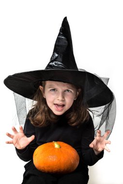 Cadılar bayramı balkabağı tutan cadı kostümlü küçük kız  