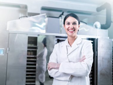 Gıda Fabrikasındaki Kadın Bilim Adamı Portresi