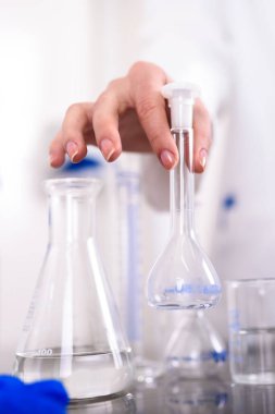 Laboratuvardaki genç bayan kimyager. 