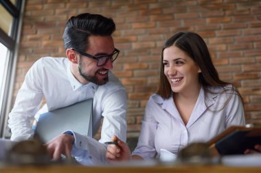 Genç girişimci çift çalışırken eğleniyor