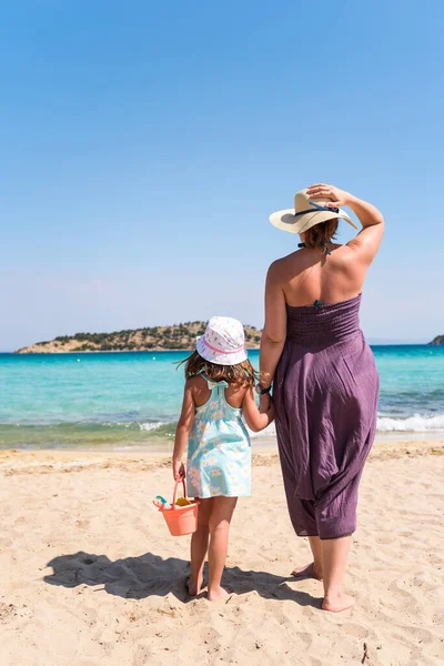 Rückansicht Einer Mutter Und Ihrer Tochter Perfekten Smaragdgrünen Strand — Stockfoto