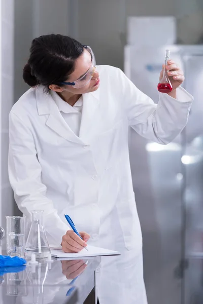 Joven Química Femenina Laboratorio — Foto de Stock