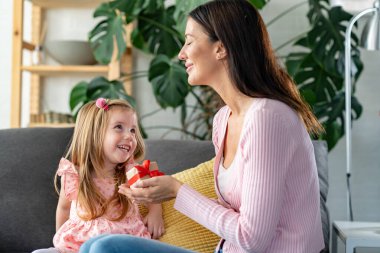 Anne ve kızı ile hediye kutusu 