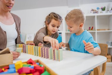 Renkli yapı taşlarıyla oynayan anaokulu çocukları. Sağlıklı öğrenme ortamı. Oynayarak öğrenmek.