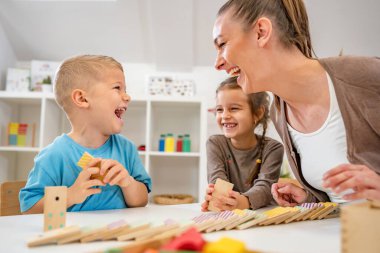 Renkli yapı taşlarıyla oynayan anaokulu çocukları. Sağlıklı öğrenme ortamı. Oynayarak öğrenmek.