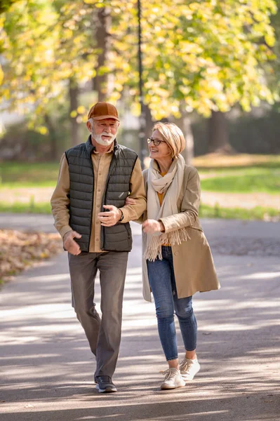 Gelukkige Senior Paar Wandelen Herfst Park — Stockfoto