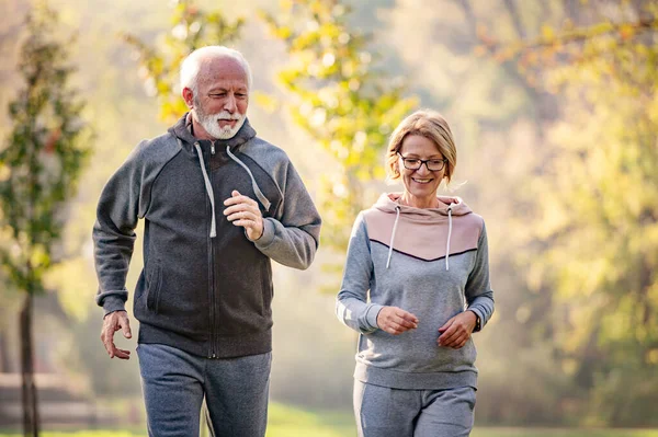 Senior Couple Jogging Dans Parc — Photo
