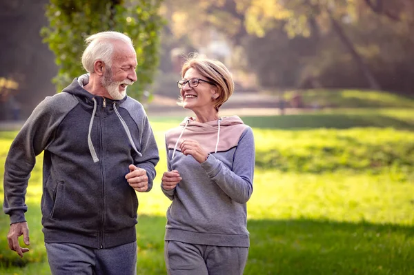 Senior Paar Joggen Het Park — Stockfoto