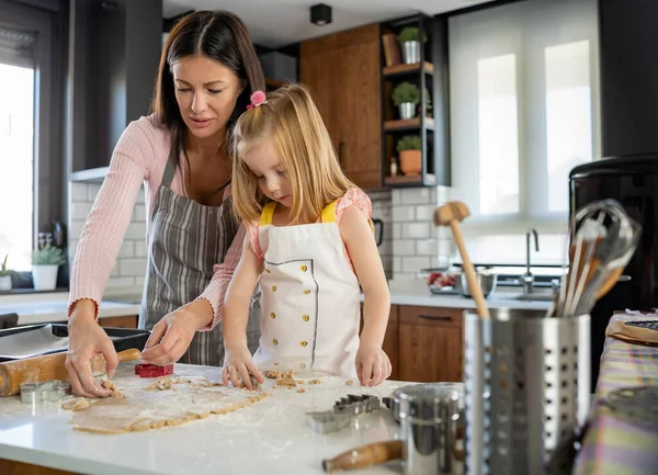 母親と娘が家庭で一緒に料理をする — ストック写真