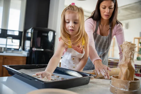 母親と娘が家庭で一緒に料理をする — ストック写真