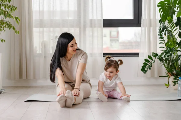 Moeder Doet Yoga Met Haar Dochtertje Thuis — Stockfoto