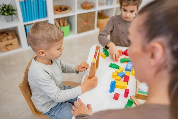 Vrolijke Kinderen Spelen Met Kleurrijk Didactisch Speelgoed Een Kleuterschool Speel — Stockfoto