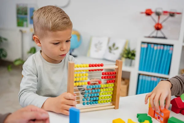 Glada Barn Leker Med Färgglada Didaktiska Leksaker Ett Dagis Spela — Stockfoto