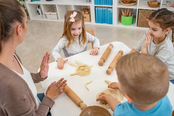 Lärare Med Barn Dagis Matlagning Klassrummet Hälsosam Inlärningsmiljö Förskolelärare Bygga — Stockfoto