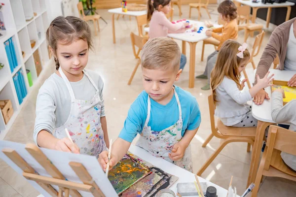 Barn För Att Göra Konst Utveckla Finmotorik För Småbarn Och — Stockfoto