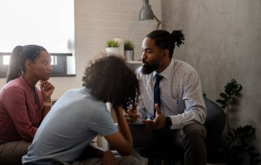Afrika kökenli Amerikalı anne ve oğlu psikoterapisti ziyaret ediyor.