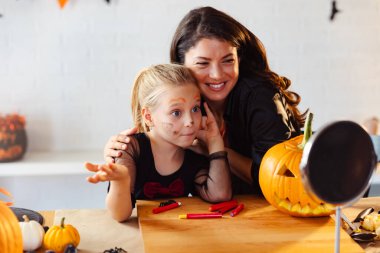 Mutfakta balkabağıyla mutlu bir kız ve anne