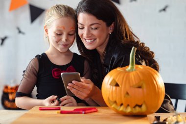 Anne ve kızı Cadılar Bayramı için fikir arıyorlar. 