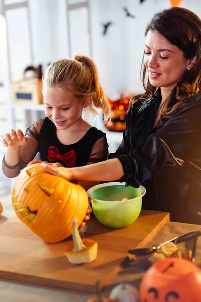 Mãe Filha Preparando Para Halloween Escultura Lanterna Abóbora — Fotografia de Stock