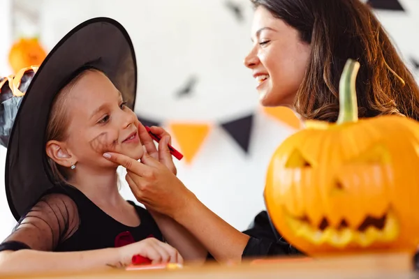 Szczęśliwa Matka Córka Przygotowuje Się Halloween Matka Malarstwo Córki Twarz — Zdjęcie stockowe