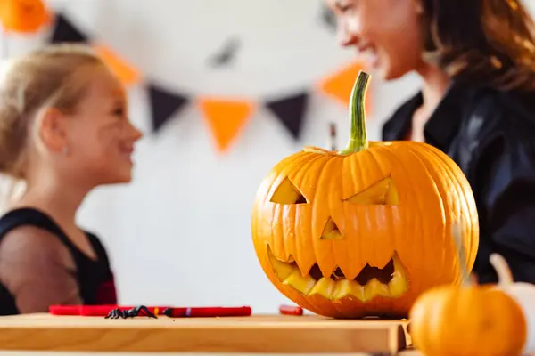 Nahaufnahme Halloween Kürbis Mutter Und Tochter Hintergrund — Stockfoto