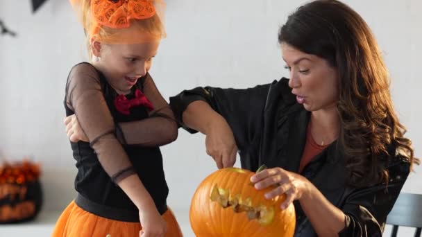 Anya Lánya Készül Halloween Faragó Tök Lámpa — Stock videók