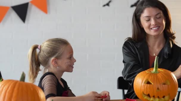 Szczęśliwa Matka Córka Przygotowuje Się Halloween Matka Malarstwo Córki Twarz — Wideo stockowe