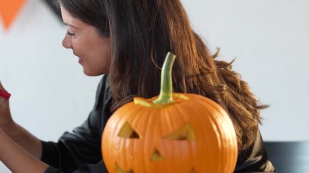 Šťastná Matka Dcera Připravují Halloween Matka Maluje Dcery Tvář — Stock video