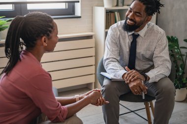 Genç Afrikalı Amerikalı erkek doktor ve kadın hasta. 