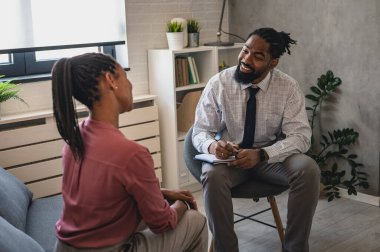 Genç Afrikalı Amerikalı erkek doktor ve kadın hasta. 