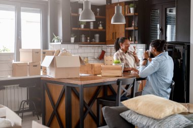 Mutlu genç çift yeni evine taşınıyor. 