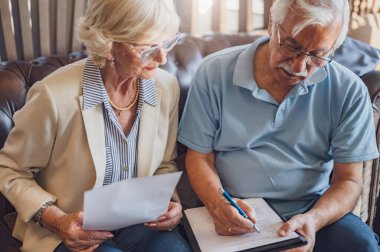 Üst düzey bir çift otele yerleşiyor. Otel lobisinde oturan yaşlı bir çift form dolduruyor. Yaşlı insanlar seyahat ediyor..