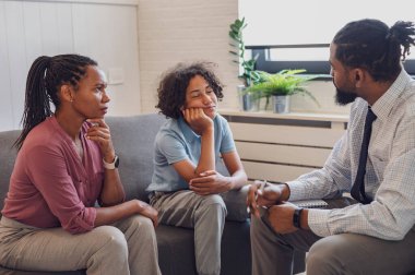 Anne ve oğlu ofisinde bir doktoru ziyaret ediyor. Genç bir çocuk için tıbbi danışmanlık. Anne çocuğu için yardım istiyor..