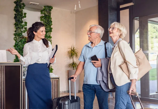 Una Coppia Anziani Sta Arrivando Hotel Con Bagagli Rappresentante Dell — Foto Stock