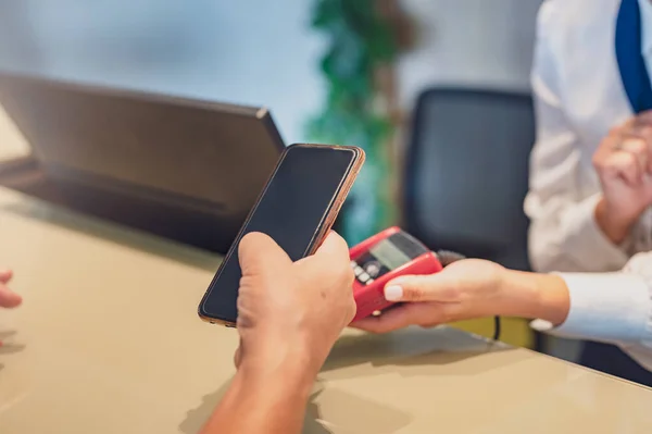 Senior Couple Hotel Front Desk Makes Contactless Payments Smartphone Seniors — Stock Photo, Image