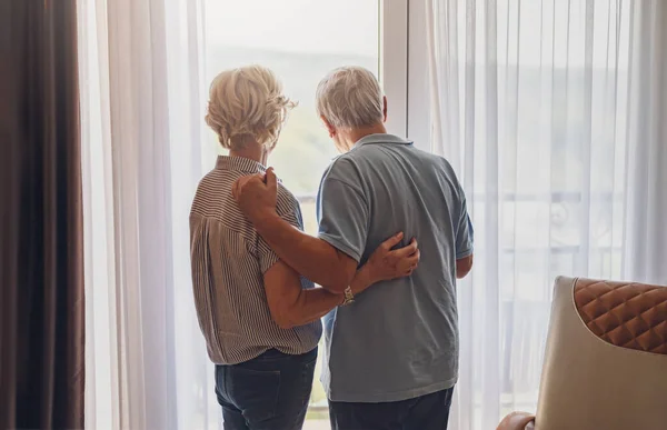 Starsza Para Właśnie Przyjechała Hotelu Zaglądając Przez Okno Swojego Luksusowego — Zdjęcie stockowe