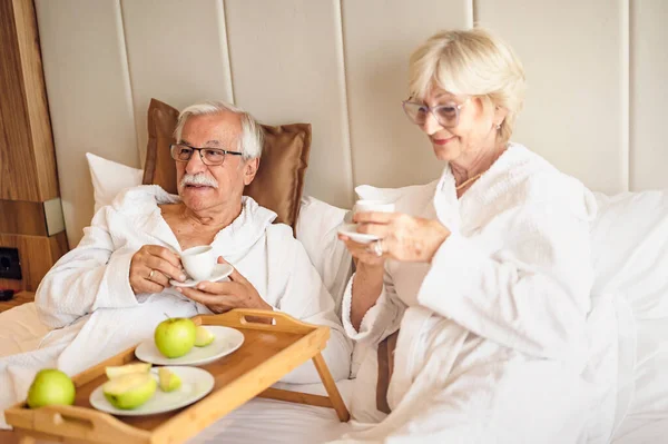 Una Pareja Ancianos Casados Está Poniendo Cómoda Habitación Del Hotel —  Fotos de Stock