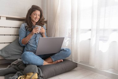 Güzel genç girişimci kadın evden çalışıyor.