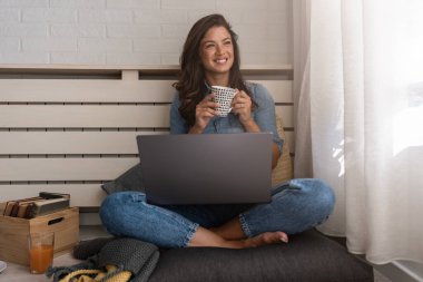 Güzel genç girişimci kadın evden çalışıyor.