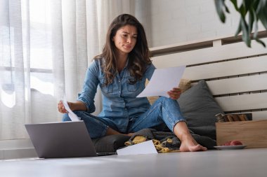 Güzel genç girişimci kadın evden çalışıyor.