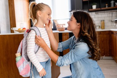 Çocuk okula geri dönüyormuş. Anne ve çocuk ilk okul günü için hazırlanıyorlar. Küçük kız ve anne okula gidiyor.