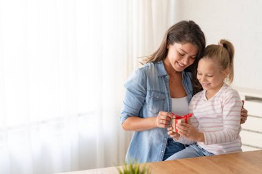 Mutlu anne ve kız hediyeleri 